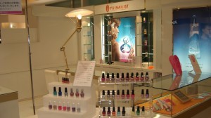 以前のショップのポスターが残ってますが広々としたサロンになりました。