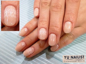 両方の薬指にレースを