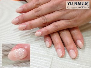 レースはさりげなく小指で