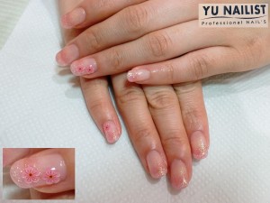 爪に合わせてお花も小さめで