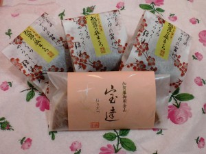 e5b7aee38197e585a5e3828c 包み紙もかわいらしいバラの柄