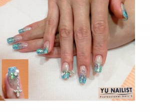 ピアスがゆらゆら…