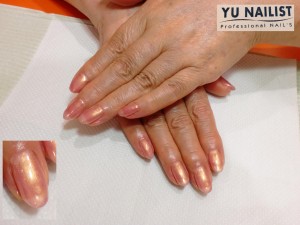 角度でゴールドに見えるカラーです