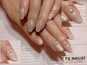 よく見るとストーンのカラーが違います